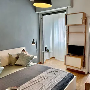 Cozy 3 Km Away From Duomo Apartment